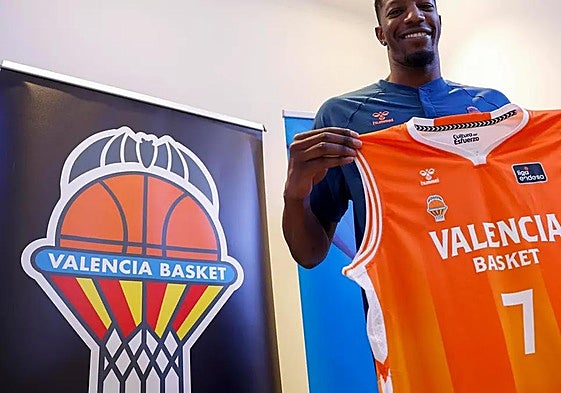 Yankuba Sima, sonriente en su presentación con el Valencia.