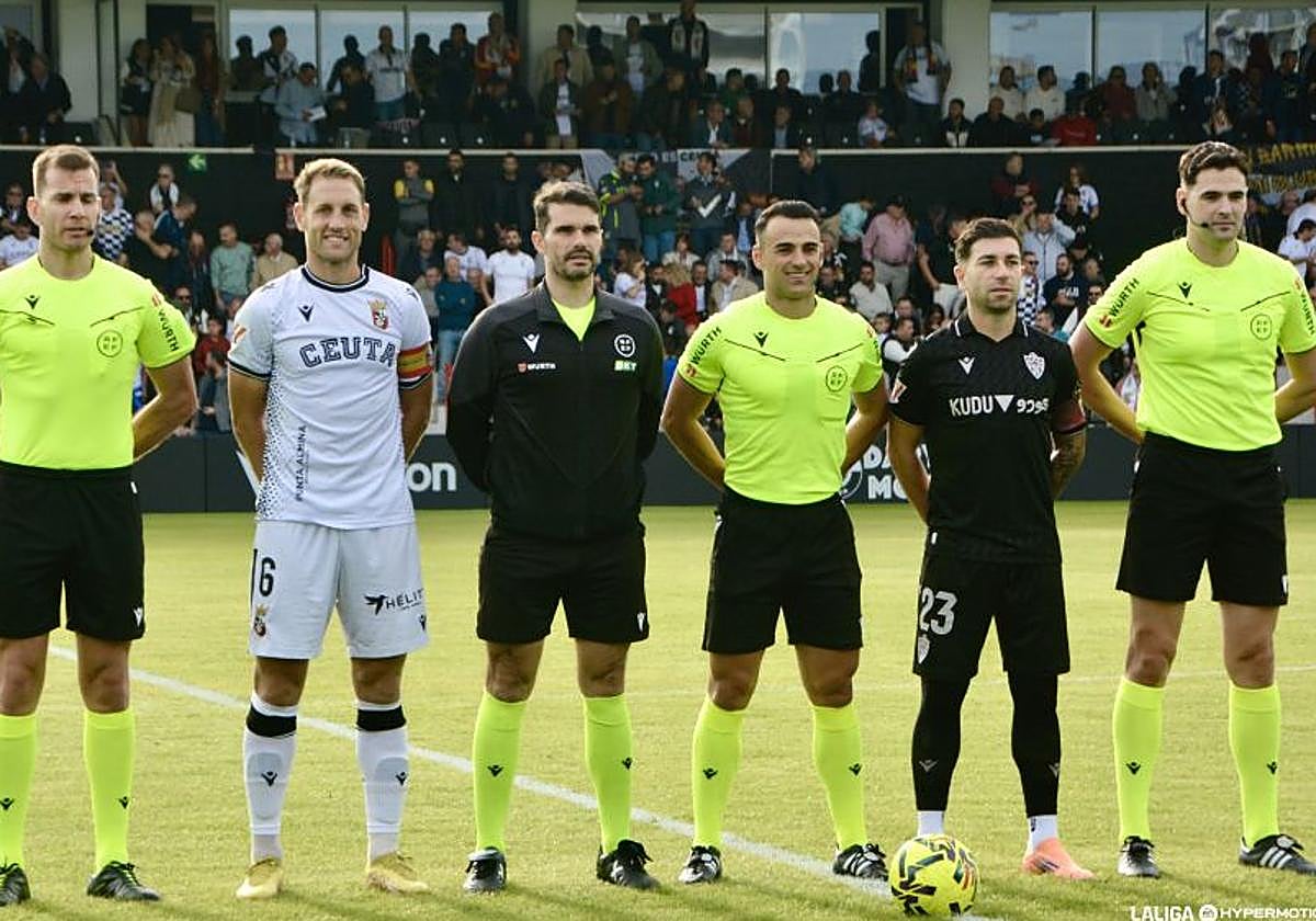 Trío arbitral antes del Ceuta-Almería