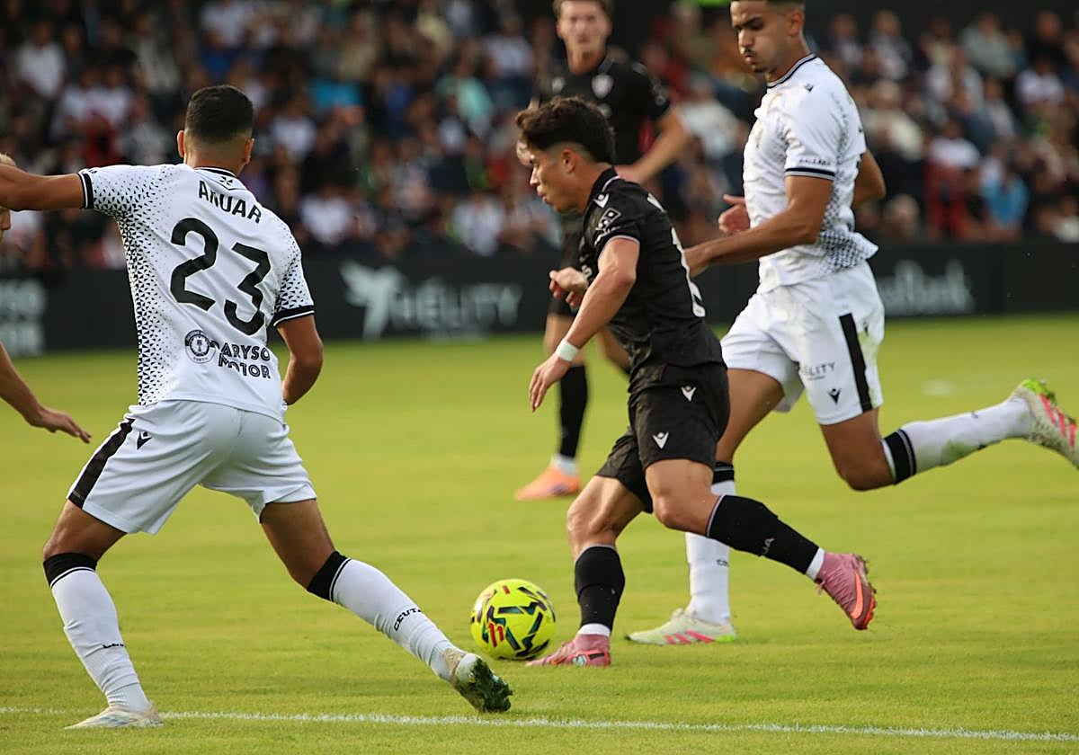 Nico Melamed entra el en área, con Anuar tratando de taparle.