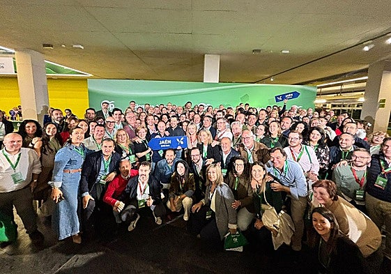 Foto de familia del PP de Jaén con Juanma Moreno y Antonio Repullo.