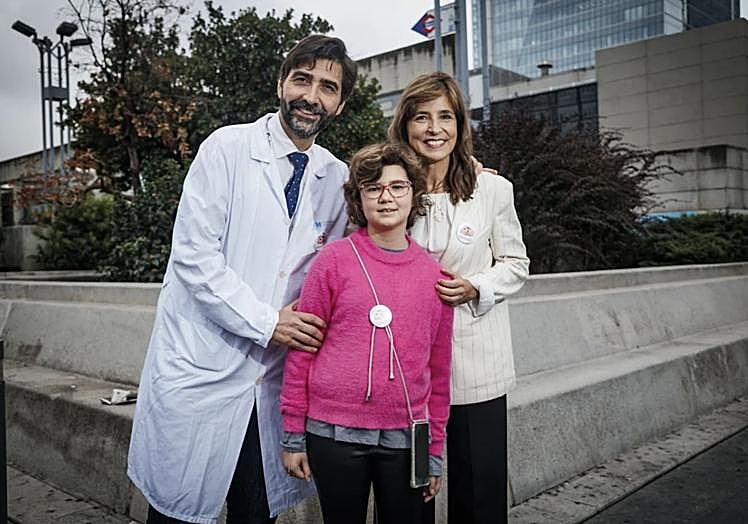 El doctor Antonio Pérez Martínez, Lucía Álvarez y la presidenta de Cris contra el Cáncer, Lola Manterola.