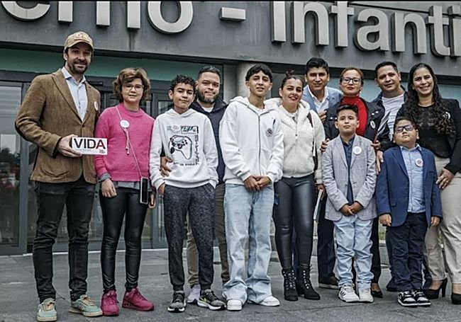 José y Lucía Álvarez junto a otros niños que han recibido esta terapia innovadora frente a la leucemia en La Paz.