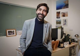 El doctor Antonio Pérez tiene en su despacho imágenes de la Alhambra y de la playa de la Joya, en Torrenueva.