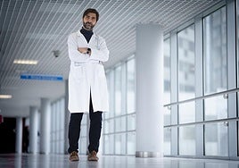 El pediatra granadino Antonio Pérez, en los pasillos del Hospital de La Paz de Madrid donde trabaja e investiga.