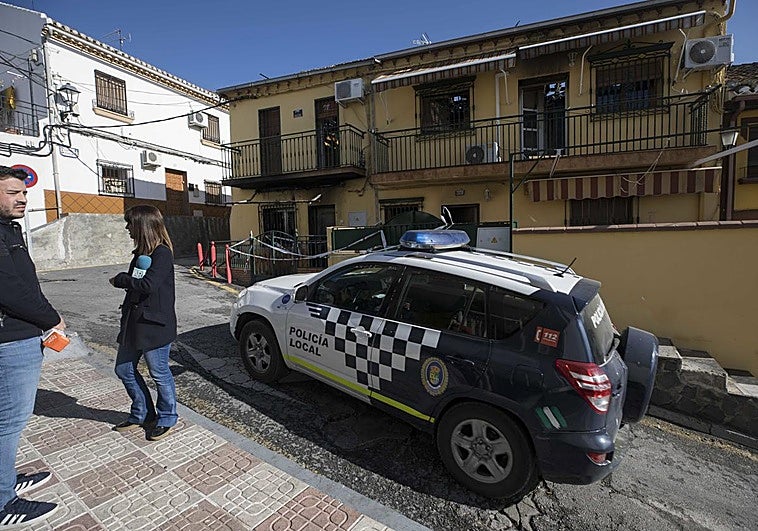 Arde una casa deshabitada en Pinos Puente