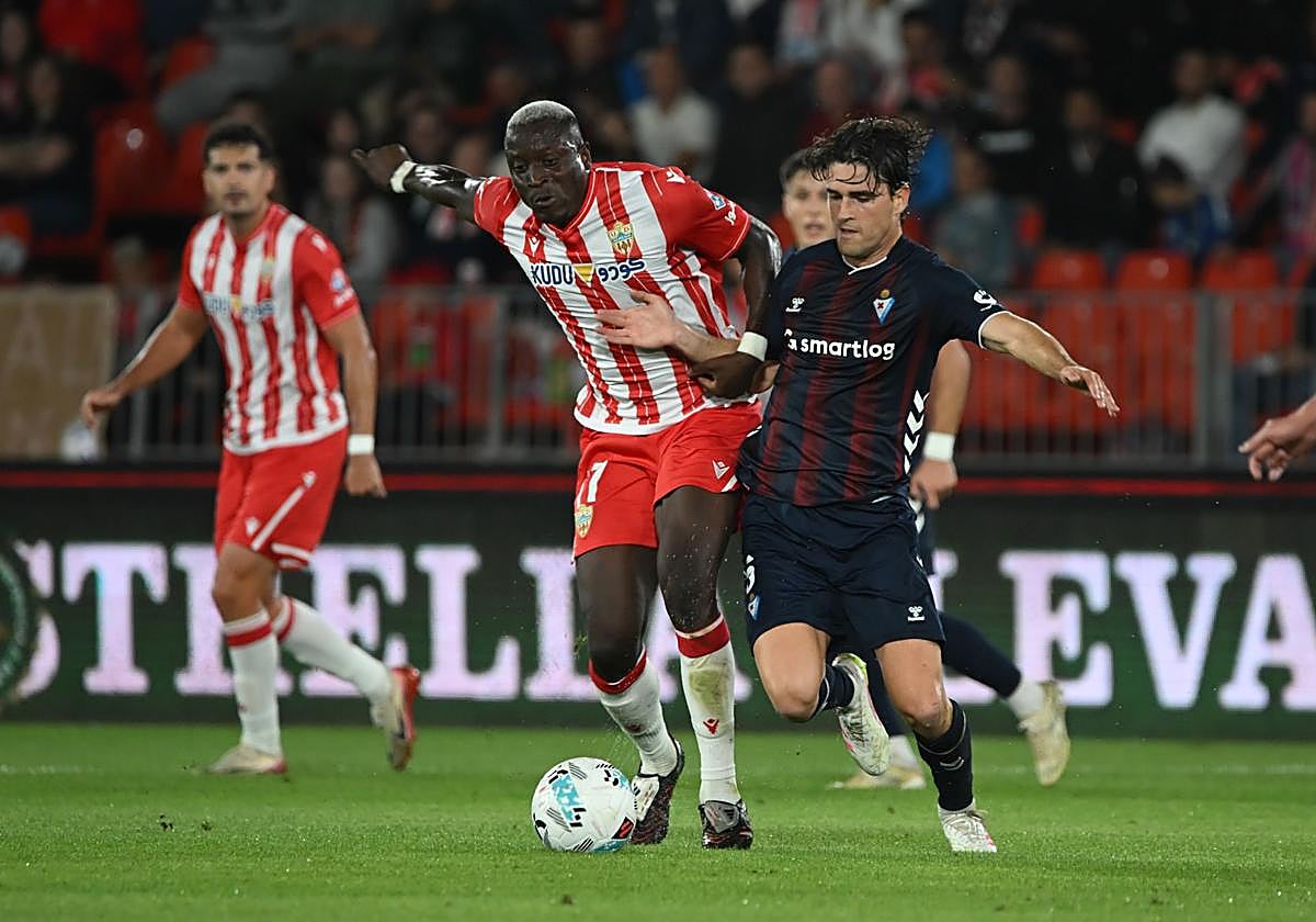 Dion Lopy vio la quinta amarilla, pero al suspenderse el partido no computa todavía.