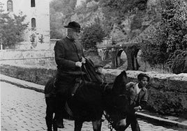 El padre Andrés Manjón a lomos de su burra.