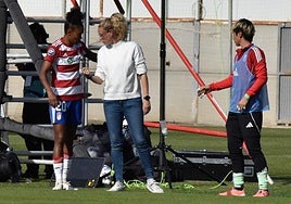 Irene Ferreras da indicaciones a Jujuba durante el partido.