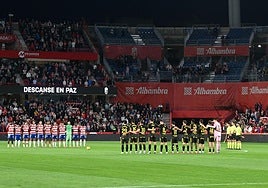 Minuto de silencio en Los Cármenes por el padre de Lucena.