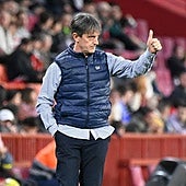 Pacheta hace un gesto positivo durante el partido del Granada.