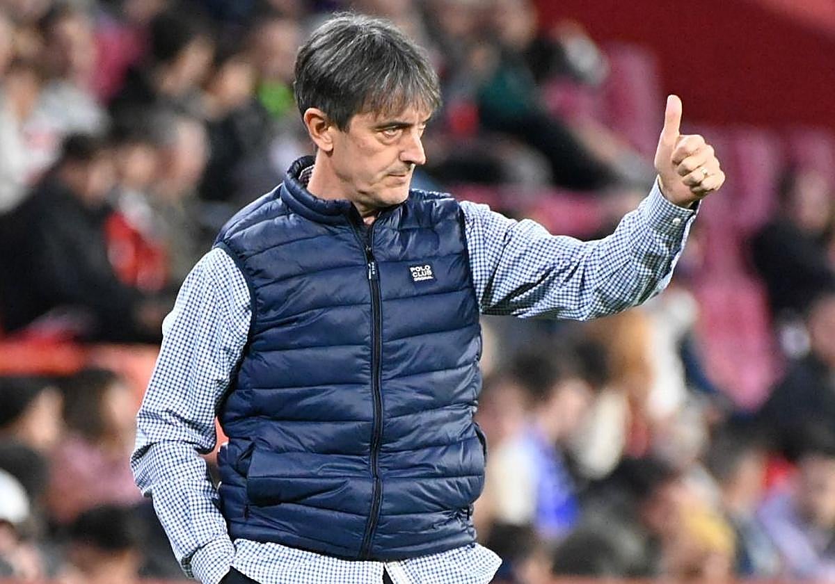 Pacheta hace un gesto positivo durante el partido del Granada.