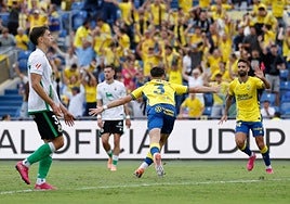 Mika Mármol celebra uno de sus dos goles al Racing.