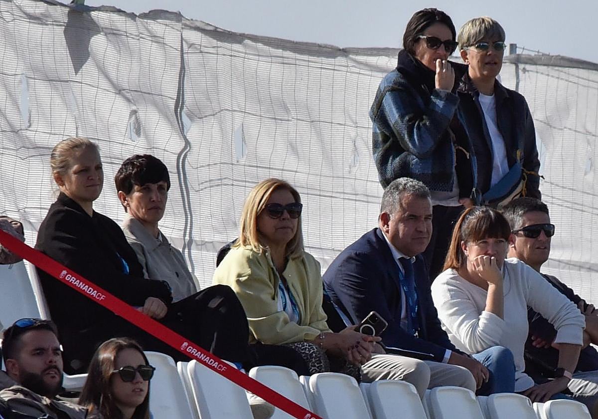 La seleccionadora nacional, Sonia Bermúdez, en la grada de la Ciudad Deportiva del Granada.