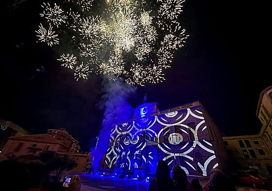 Fuegos artificiales y un 'mapping' para poner el broche de oro a los actos por el 150º aniversario.