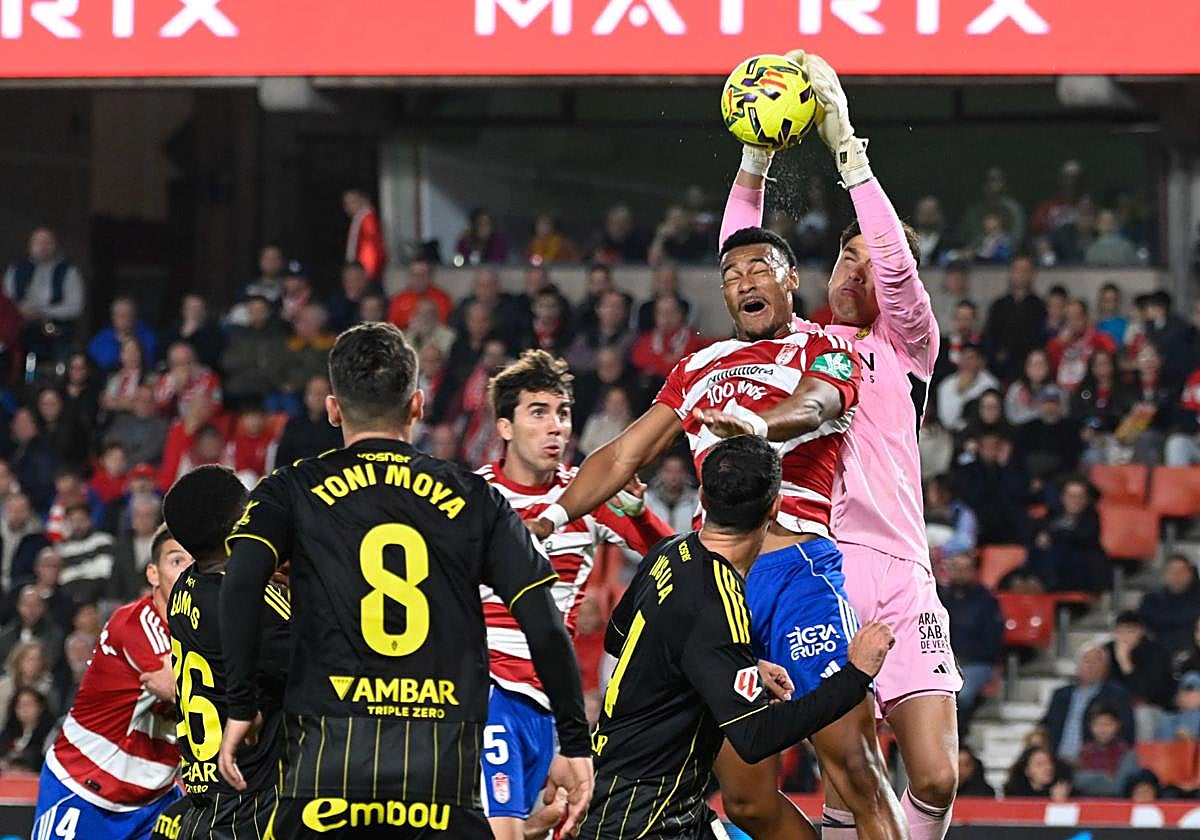 Loïc Williams pelea por un balón que atrapa el portero del Zaragoza.