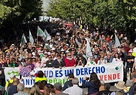 La cabecera de la manifestación a su paso por la Gran Vía.