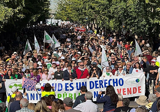 La cabecera de la manifestación a su paso por la Gran Vía.