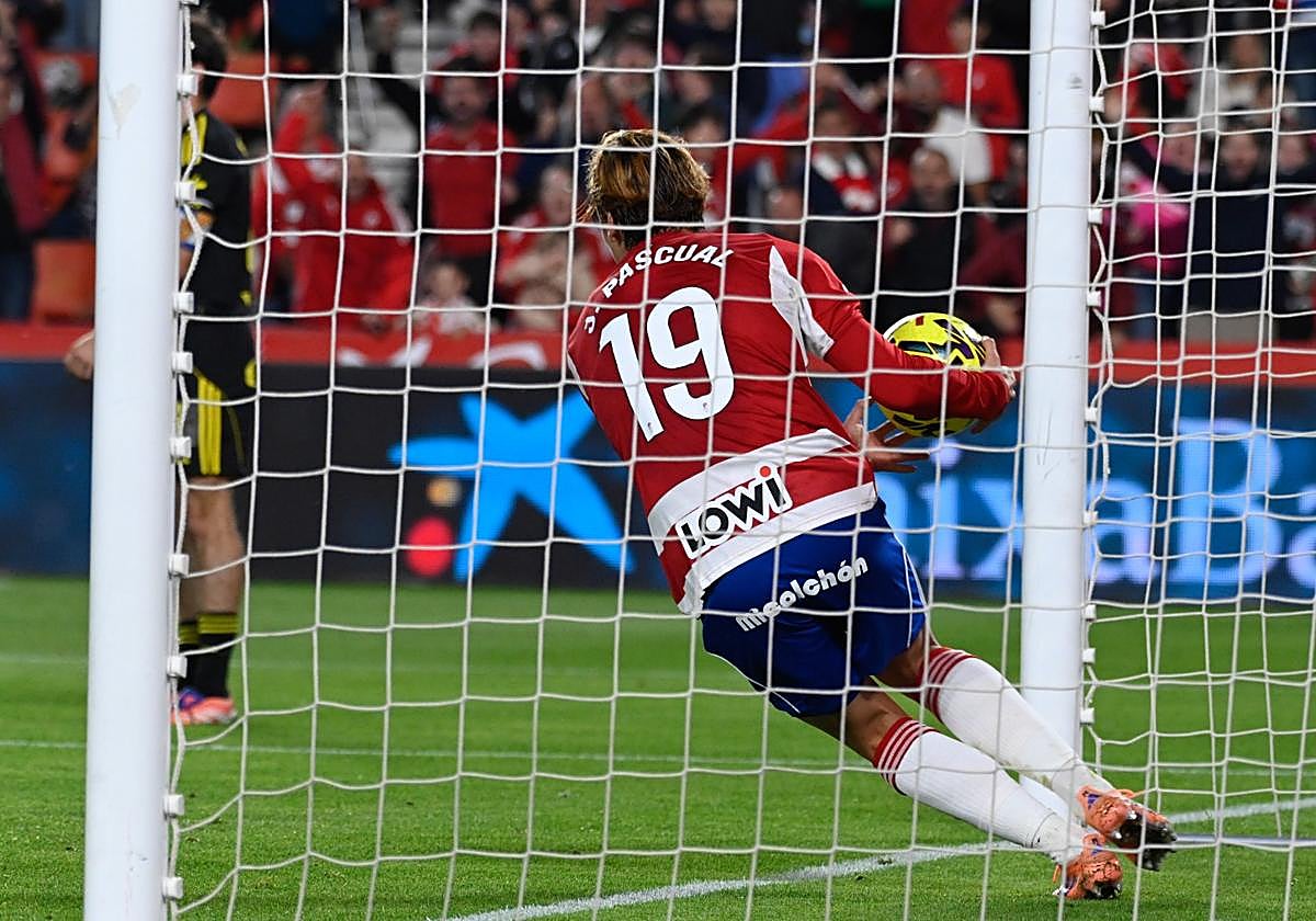 Jorge Pascual celebra el gol que inició la remontada al Real Zaragoza.