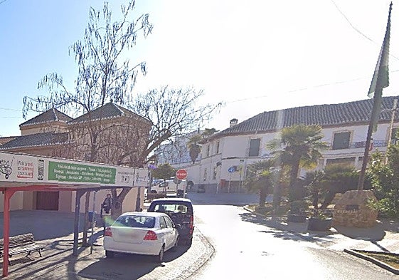 El teléfono 112 ha recibido un aviso a la 1,30 horas de la colisión de dos vehículos en la Plaza de los Patos, se indicaba además que uno de los coches estaba ardiendo.