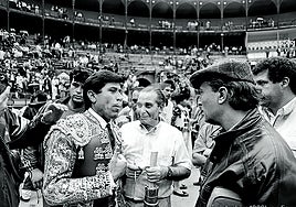Tras la corrida, 'Manili' y el poeta Pepe Heredia charlan en la plaza de Granada.