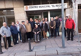 Vecinos de la asociación vecinal en la puerta de la actual sede.