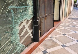 Cristal del escaparate destrozado tras el robo.