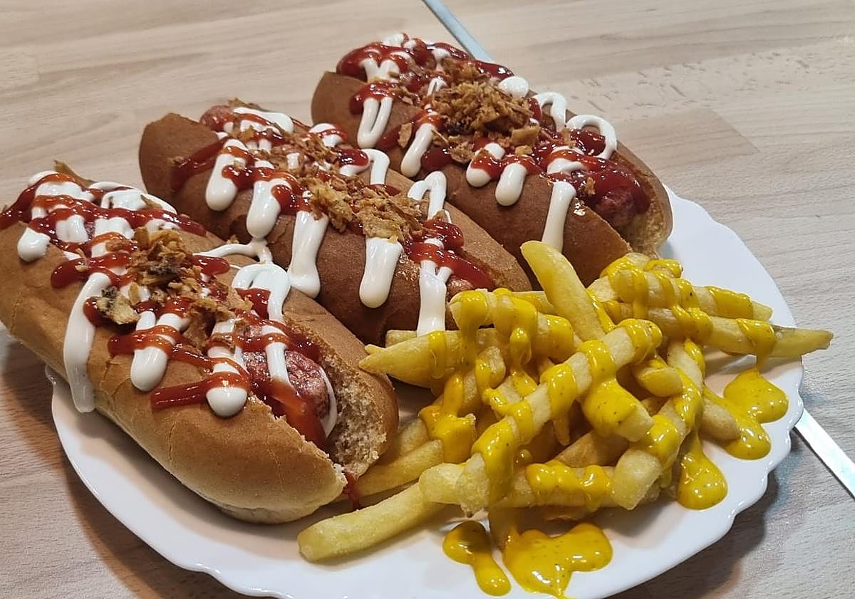 Imagen principal - Este bar de Granada abrió en julio y pone tapas que parecen raciones: «Las de bocata miden 60 centímetros»