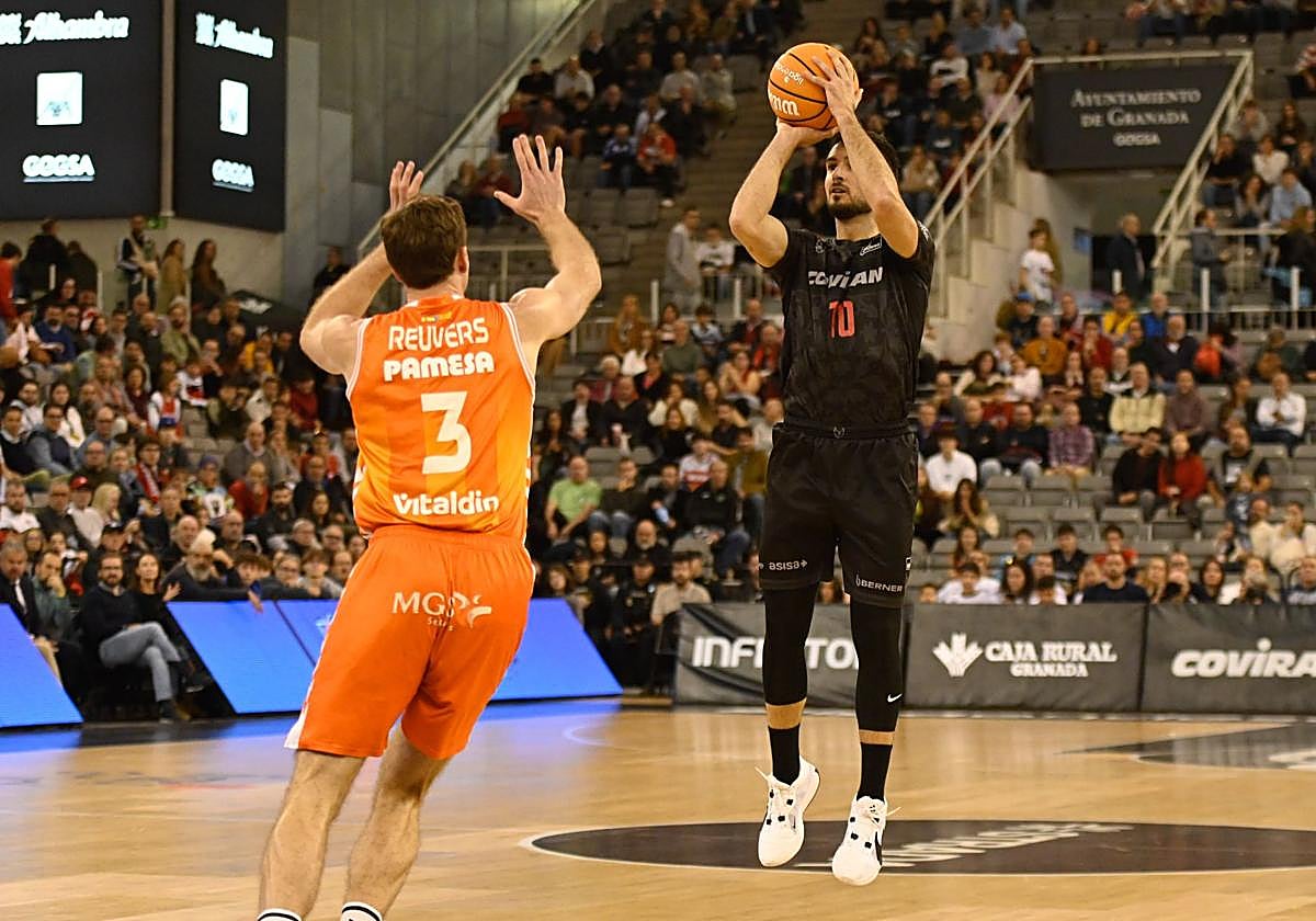 Costa anota uno de sus tres triples.