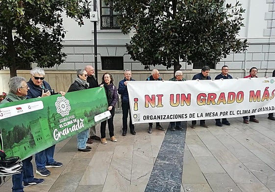 Representantes de la Mesa por el Clima, esta mañana en la Plaza del Carmen.