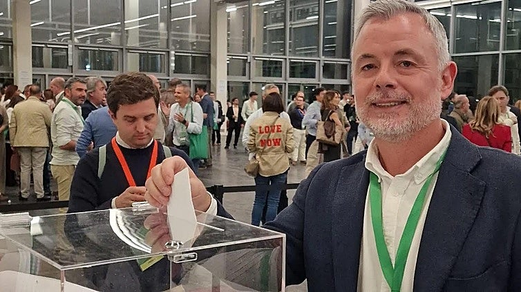 Nicolás Navarro votando por Juanma Moreno, este fin de semana, en el congreso del PP en Sevilla.