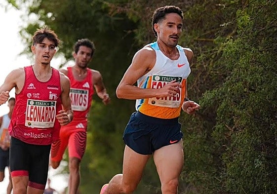 Ignacio Fontes lidera un grupo en el Cross de Itálica.