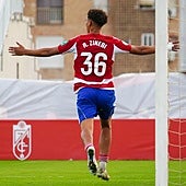 Rayan Zinebi celebra su gol al Torre del Mar en la Ciudad Deportiva.