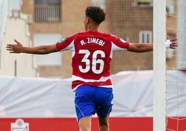 Rayan Zinebi celebra su gol al Torre del Mar en la Ciudad Deportiva.