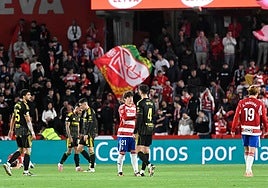 La afición del Granada celebra la victoria sobre el Zaragoza.