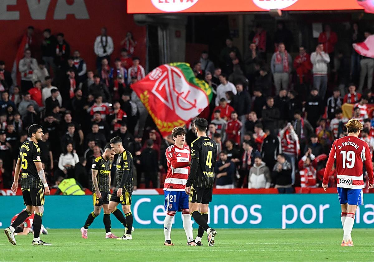 La afición del Granada celebra la victoria sobre el Zaragoza.
