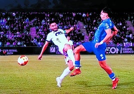 Mario Martos y Álex Caramelo peleando un balón de dividido sobre el césped de La Victoria.