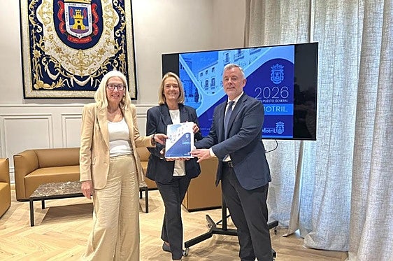 Nicolás Navarro presentó los presupuestos de Motril junto a la alcaldesa Luisa García Chamorro.