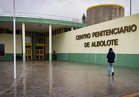 Entrada del centro penitenciario de Albolote.