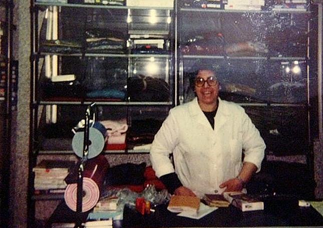 Matriarca. La madre en su tienda con ropa que fue uno de los negocios que estaba en el mismo localdel supermercado.