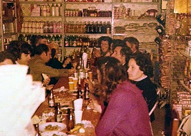 Comida familiar. La tienda era la casa y la casa la tienda.