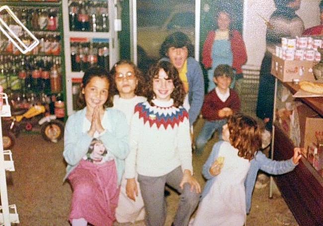 Desde pequeños. Inma (hermana), Encarni, Eva, Mónica (primas) y María José detrás.