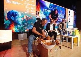 Chemi Márquez, patrono de la Fundación Fajalauza, y Juan Robles de Toro, fundador de Createc 3D, con José Manuel Zapata en el escenario de TAI Granada.