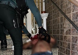 Salvan la vida a un hombre que se desangraba en su casa al cortarse con un cristal