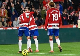 Pablo Sáenz y Jorge Pascual felicitan a Arnaiz por su gol.