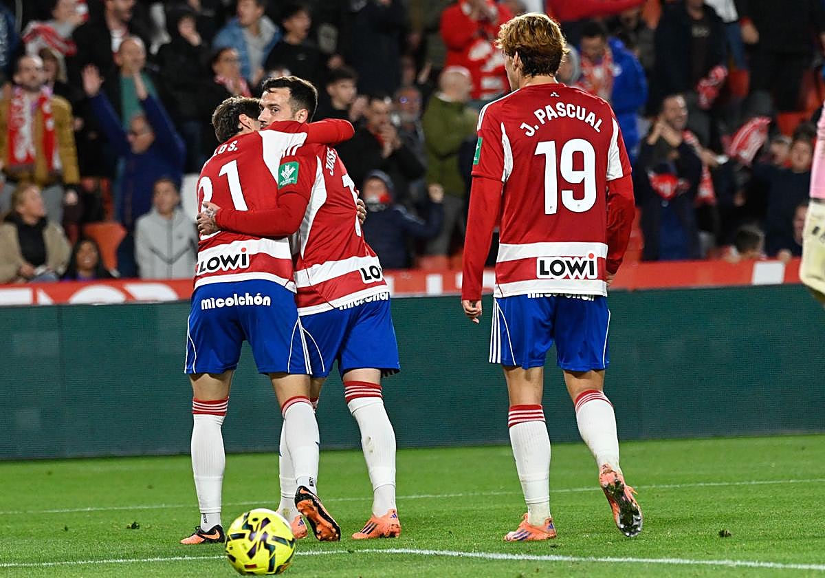 Pablo Sáenz y Jorge Pascual felicitan a Arnaiz por su gol.