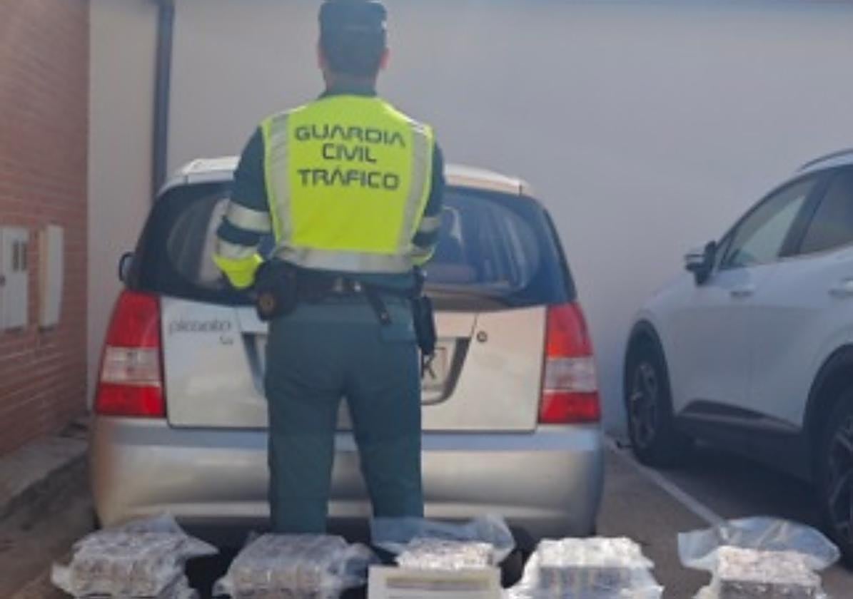 La droga intervenida en el coche en la A-92.