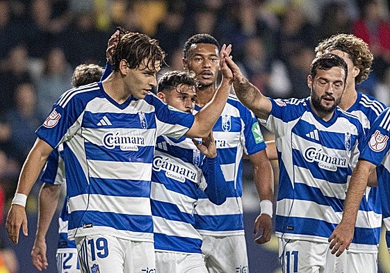 Los futbolistas del Granada felicitan a Jorge Pascual por uno de sus dos goles al Roda.