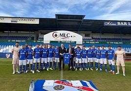 José Luis Martín y Carlos Hita después de firmar el acuerdo renovado de patrocinio para la nueva temporada, junto a la primera plantilla azulila.