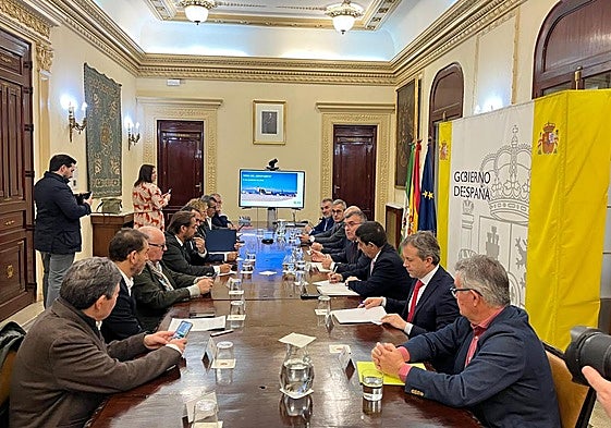 Participantes en la Mesa del Aeropuerto.