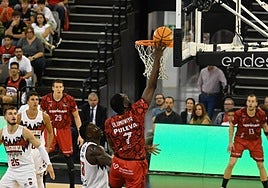 Canasta de Babatunde Olumuyiwa ante el Baskonia.